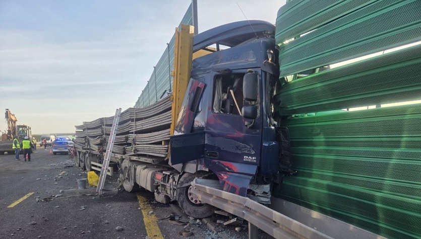 Ciężarówka z betonowymi płytami uderzyła w bariery. Wypadek na S7