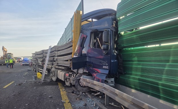 Ciężarówka z betonowymi płytami uderzyła w bariery. Wypadek na S7