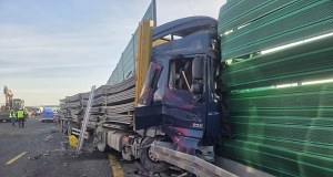 Ciężarówka z betonowymi płytami uderzyła w bariery. Wypadek na S7