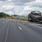 Ciężarowka z czołgiem wbiła się w bariery na autostradzie. Zawiodła opona
