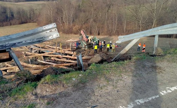 Ciężarówka z drewnem przebiła bariery i spadła ze skarpy