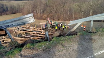 Ciężarówka z drewnem przebiła bariery i spadła ze skarpy