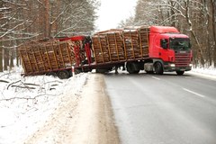 Ciężarówka z drewnem zablokowała drogę