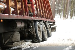 Ciężarówka z drewnem zablokowała drogę