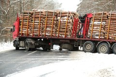 Ciężarówka z drewnem zablokowała drogę