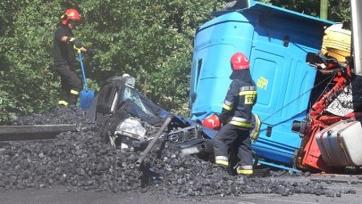 Ciężarówka z węglem przygniotła osobówkę. Nie żyje 57-latka