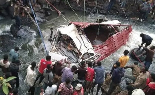 Ciężarówka z weselnikami wpadła do rzeki. Zginęło kilkadziesiąt osób