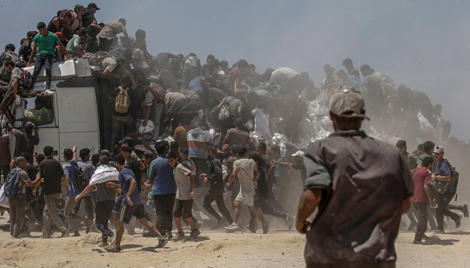 Na głodujących przewróciła się ciężarówka z żywnością. Dramat w Gazie