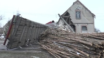 Ciężarówka zderzyła się z busem i uderzyła w budynek. Tony drewna na drodze