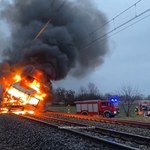 Ciężarówka zderzyła się z pociągiem i stanęła w płomieniach [FILM]