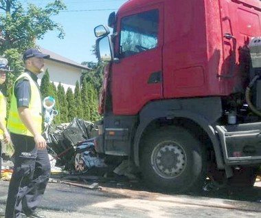 Ciężarówka zmiażdżyła auto, zginęły dwie kobiety