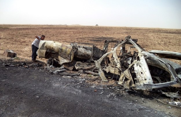Ciężarówka zniszczona przed dżihadystów w okolicach irackiego Tikritu /ALI MOHAMMED /PAP/EPA
