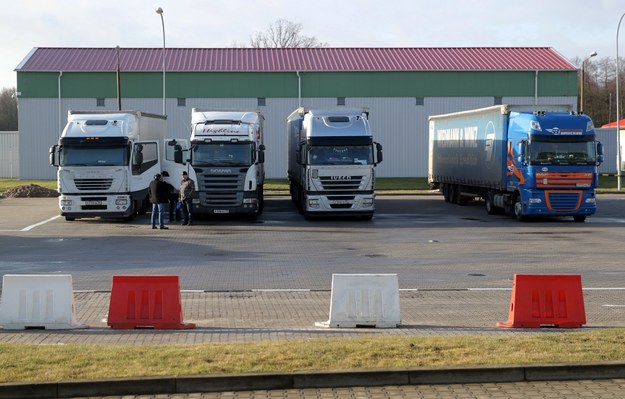 Ciężarówki czekają na odprawę na polsko-rosyjskim przejściu granicznym Bezledy- Bagrationowsk /Tomasz Waszczuk /PAP