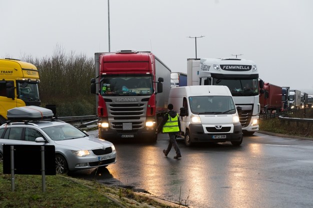 Ciężarówki i solidna kolejka na autostradzie A2 na obrzeżach Dover w Wielkiej Brytanii /VICKIE FLORES /PAP/EPA