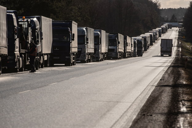 Ciężarówki muszą czekać w długich kolejkach na wjazd na Białoruś /Wojtek Jargiło /PAP