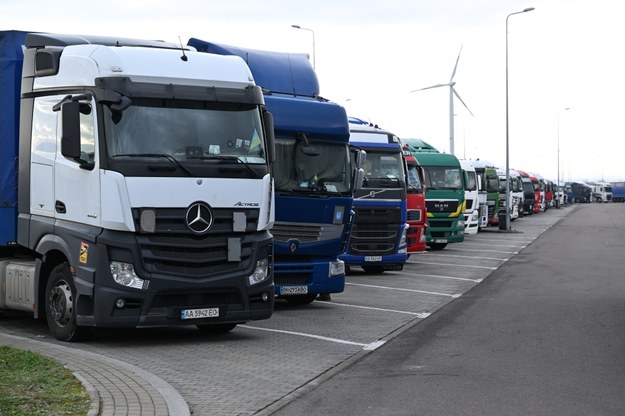 Ciężarówki na parkingu przy trasie A4 przed polsko-ukraińskim przejściem granicznym w Korczowej /Darek Delmanowicz /PAP
