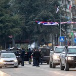 Ciężarówki na ulicach. Serbowie ustawiają barykady w Mitrowicy