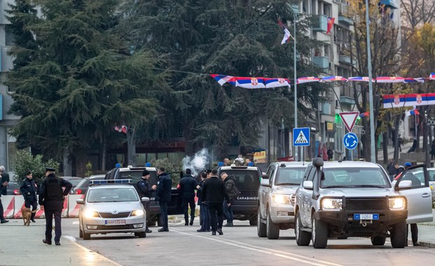 Ciężarówki na ulicach. Serbowie ustawiają barykady w Mitrowicy