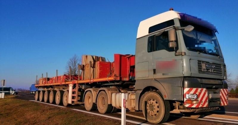 Ciężarówki o długości powyżej 25 metrów mogą być poważnym problemem dla polskich mostów i wiaduktów fot. GITD /