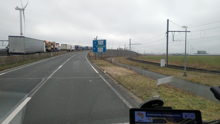 Ciężarówki oczekują na umożliwienie przejazdu /Gorąca Linia RMF FM