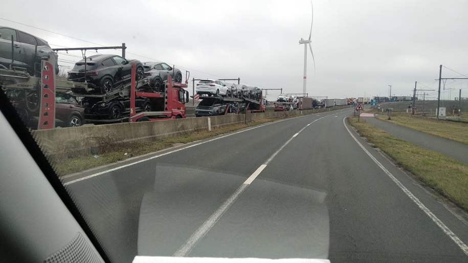 Ciężarówki oczekują na umożliwienie przejazdu /Gorąca Linia RMF FM