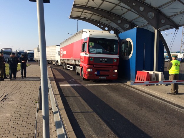 Ciężarówki po odprawie przekraczają granicę /Krzysztof Kot /RMF FM