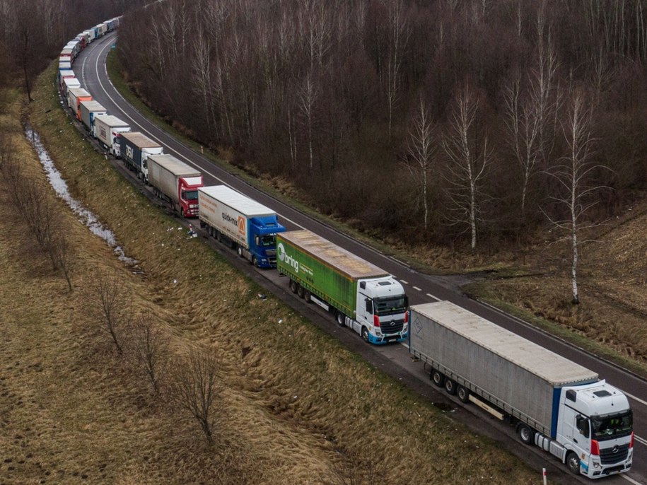 Ciężarówki przed przejściem granicznym w Dorohusku / AA/ABACA /East News