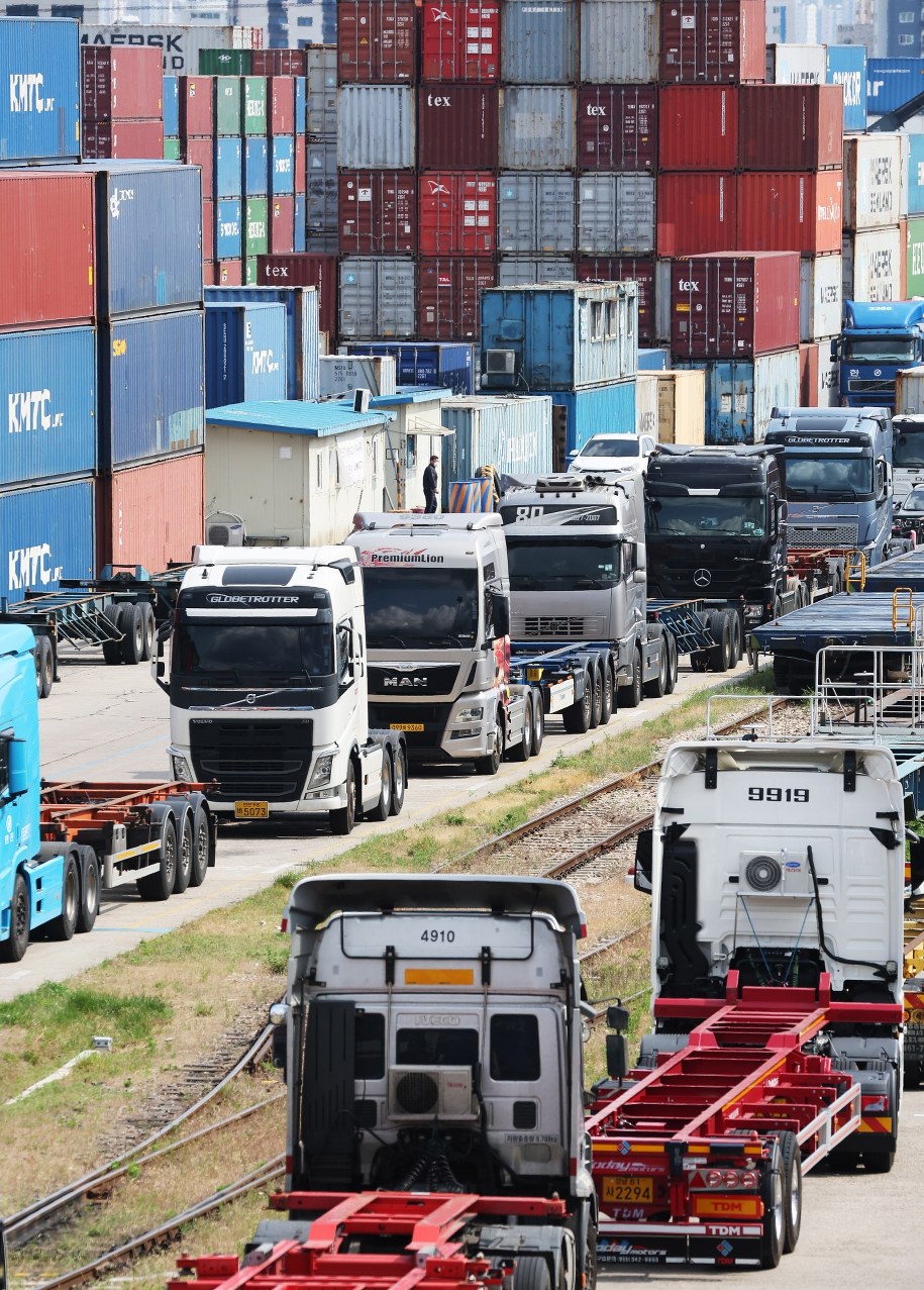 Ciężarówki w centrum logistycznym w Uiwang, na południe od Seulu. /YONHAP   /PAP/EPA