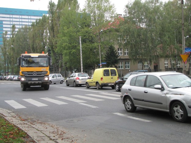Ciężarówki wywożą ziemię z budowy dworca Łódź Fabryczna /Agnieszka  Wyderka /RMF FM