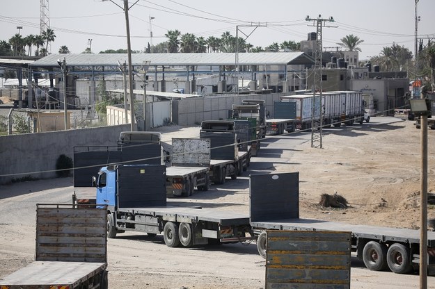 Ciężarówki z pomocą humanitarną w Rafah /HAITHAM IMAD /PAP/EPA