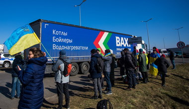 Ciężarówki z towarem wyjeżdżają z Polski do Białorusi. Są ich tysiące