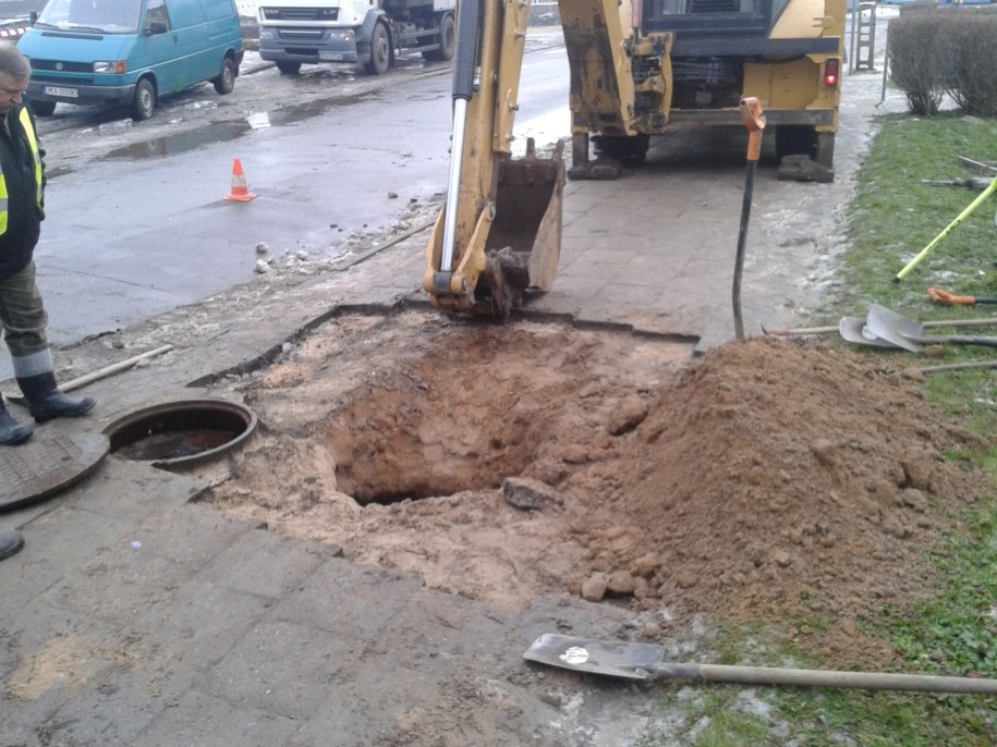 Ciężki sprzęt zasypuje dziurę /Aneta Łuczkowska /RMF FM