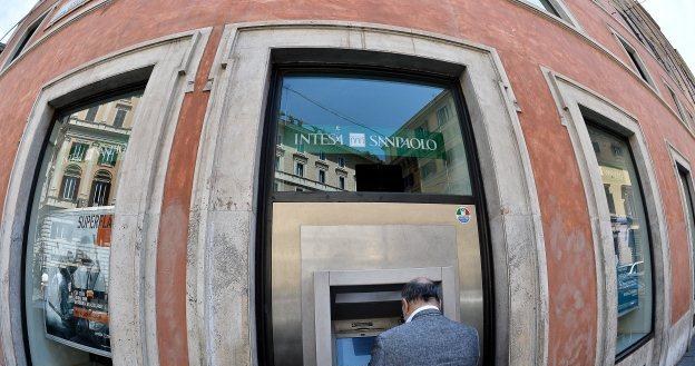 Ciężko wyobrazić sobie życie bez bankomatów /AFP