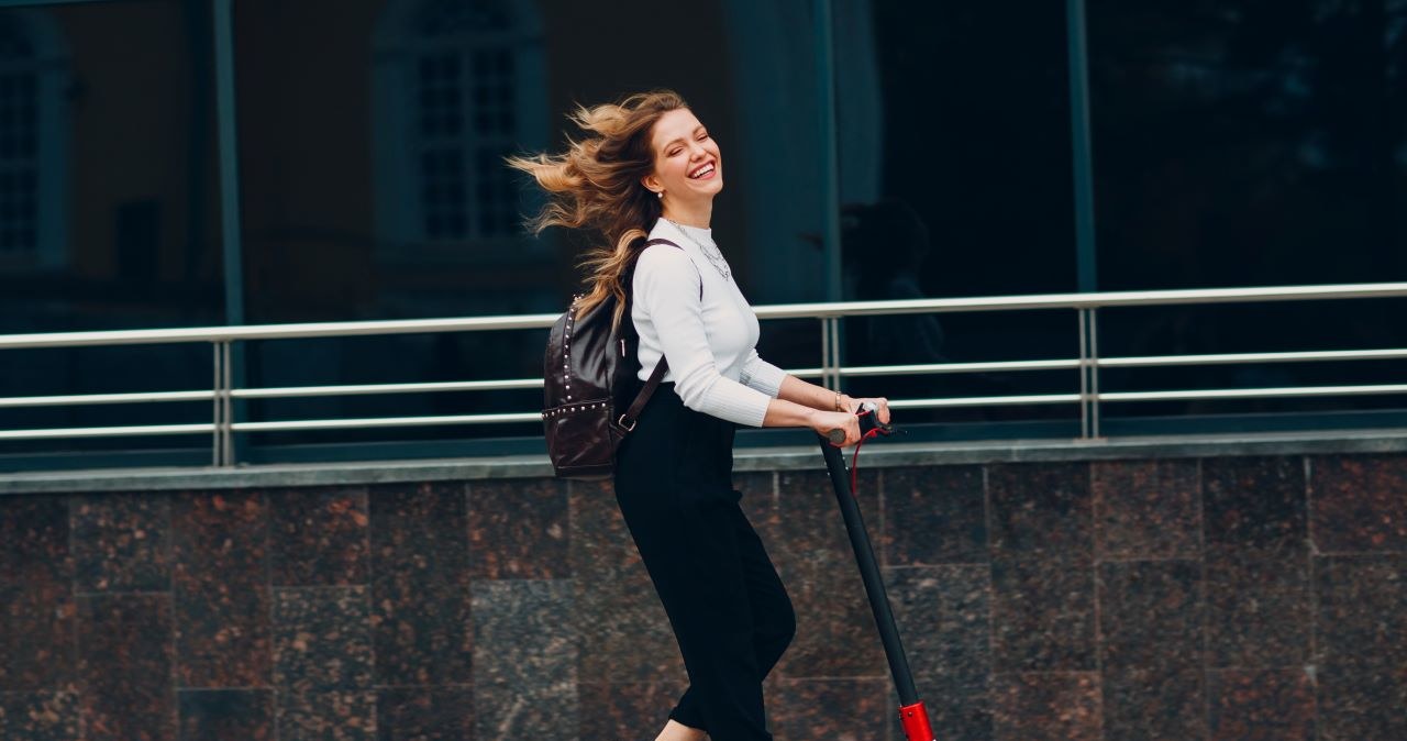 Cięższe hulajnogi elektryczne, ważące ok. 30 kg, wykonane są zazwyczaj z kutego aluminium i innych materiałów o wysokiej odporności, które wytrzymają jazdę nawet na nierównym terenie /materiały promocyjne