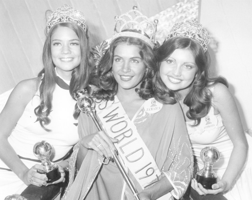 Cindy Breakspeare (w środku) w 1976 r. została Miss World /Central Press /Getty Images