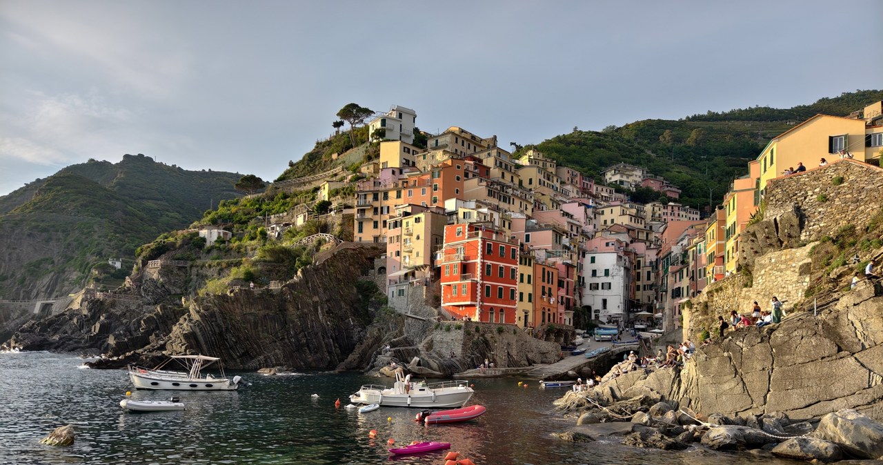 Cinque Terre to miasteczka położone między klifami a morzem. Zachwycają swoją malowniczością i niezwykłymi widokami. /East News