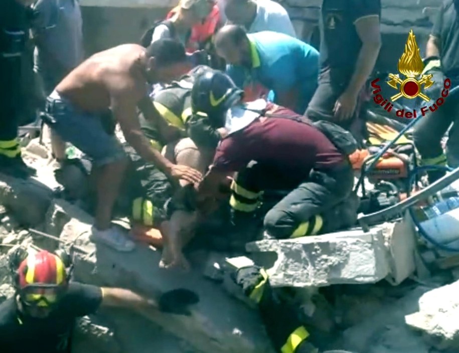 Ciro i dwaj jego bracia w wieku 7 miesięcy oraz 7 lat zostali wyciągnięci we wtorek z rumowiska zawalonego domu /VIGILI DEL FUOCO HANDOUT /PAP/EPA