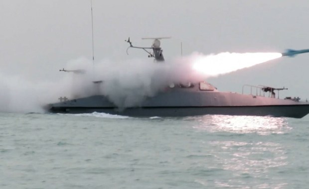 Ciśnienie w cieśninie. Okręty Iranu, Rosji i Chin, a obok siły USA