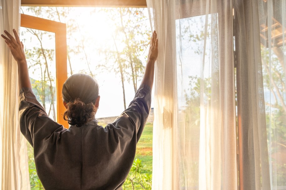 Cisza i spokój są kluczowe dla zdrowego snu, a otwarte okno w sypialni może być temu przeszkodą /Shutterstock