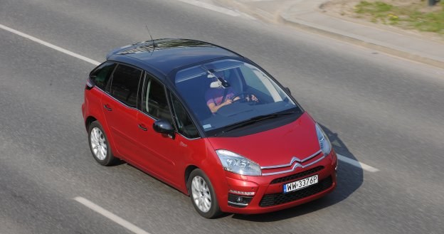 Citroen C4 Picasso wyróżnia się ogromną przednią szybą, której górna krawędź zachodzi na dach. /Motor