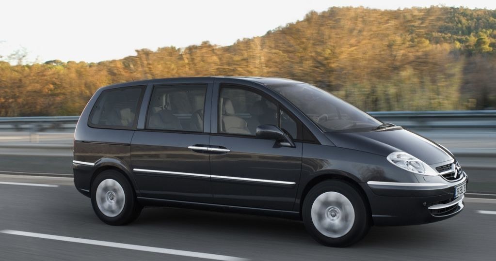 Citroen C8 oraz jego bliźniak Peugeot 807 mogą być wykorzystywane w okazjonalnym przewozie osób, bo mogą pomieścić łącznie do 8 osób /Informacja prasowa