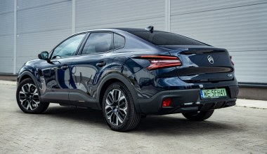 Citroen e-C4 X jest komfortowy jak auto premium. Ma więcej zalet