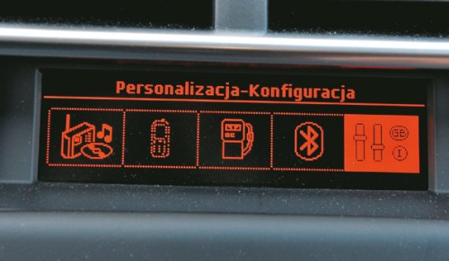 CITROEN Nawet mały ekran mono obsługuje możliwość konfiguracji ustawień pojazdu. /Motor