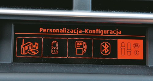 CITROEN Nawet mały ekran mono obsługuje możliwość konfiguracji ustawień pojazdu. /Motor