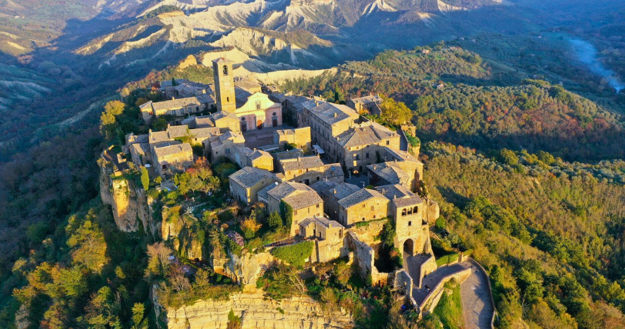 Civita di Bagnoregio oferuje widoki na dolinę Tybru /Carlo Morucchio/robertharding/East News /East News
