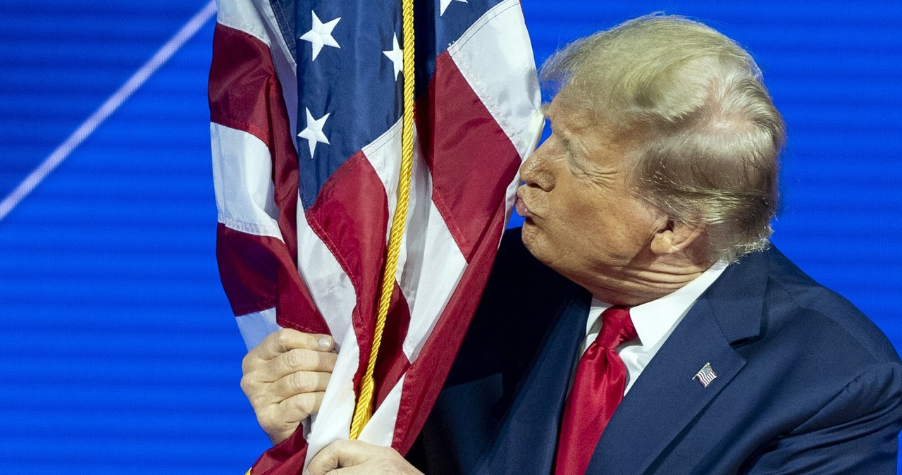 Cła Trumpa uderzą klientów po kieszeniach: Globalne firmy detaliczne szukają sposobów, by równomiernie rozłożyć skutki ceł na inne rynki /Alex Brandon/Associated Press/East News /East News