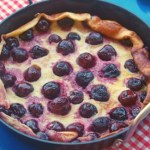 Clafoutis z czereśniami. Tradycyjny francuski przepis na szybkie ciasto 