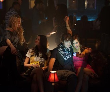 Claire Julien, Katie Chang, Israel Broussard i Emma Watson w scenie z filmu "Bling Ring"