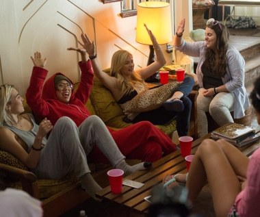 Clara Mamet, Awkwafina, Chloë Grace Moretz, Beanie Feldstein i Kiersey Clemons w scenie z filmu "Sąsiedzi 2"