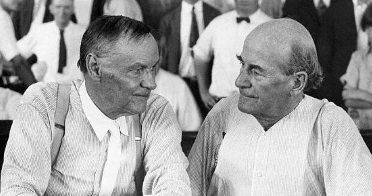 Clarence Darrow (z lewej) i William Bryan podczas "małpiego procesu" /domena publiczna